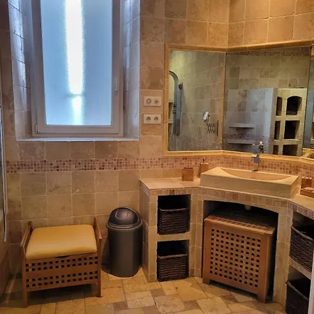 Au 1 Etage D'une Maison Individuelle Appartement Alès